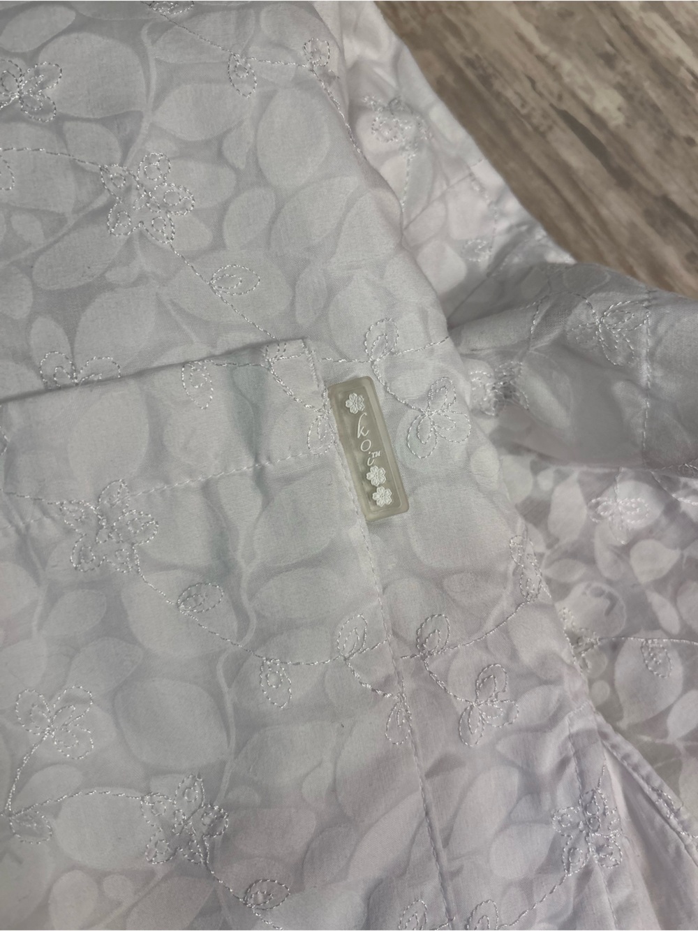 koi White Scrub Top with white floral print size XL - Picture 9 of 9